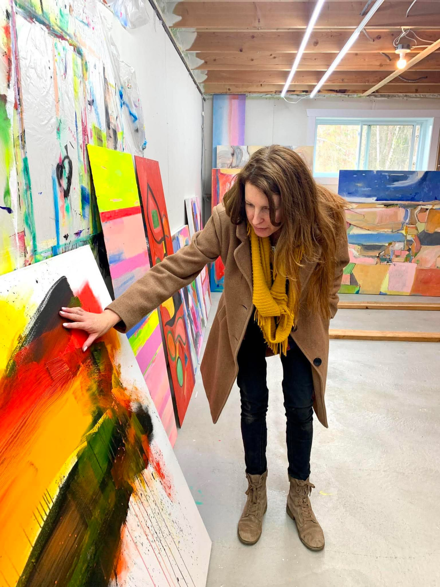 Janet London examining an abstract painting in an art gallery